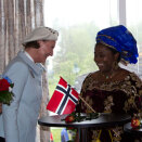 Queen Sonja with Aida Mwamba from Uganda, Lali Becauri from Georgia and Enow Orock from Cameroon - all working at Ibestad Nursing Home (Photo: Terje Bendiksby / Scanpix)